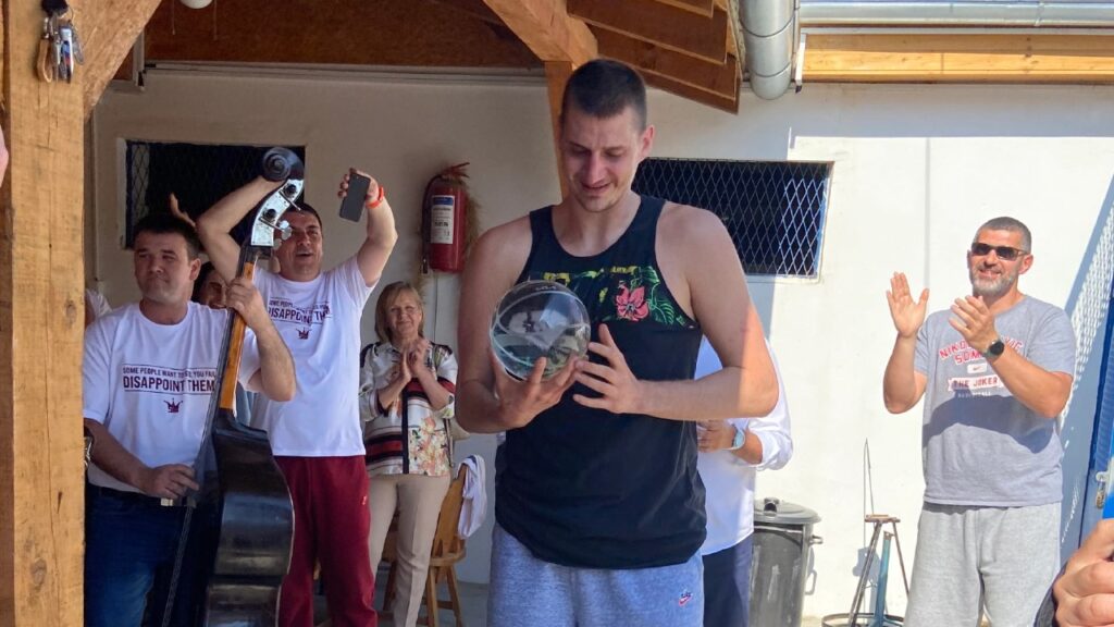 Nikola-Jokic-riceve-il-premio-di-MVP-in-Serbia-la-spedizione-dei-Denver-Nuggets